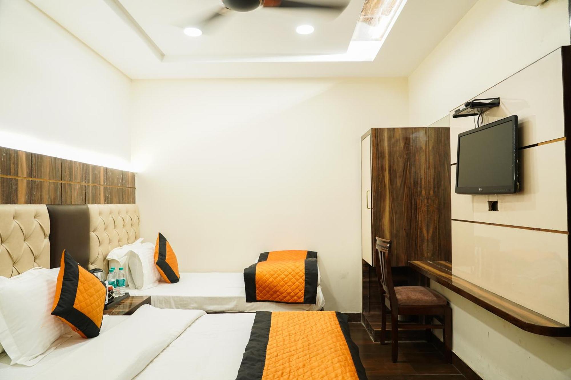 Hotel Batra Home Nizamuddin ニューデリー エクステリア 写真