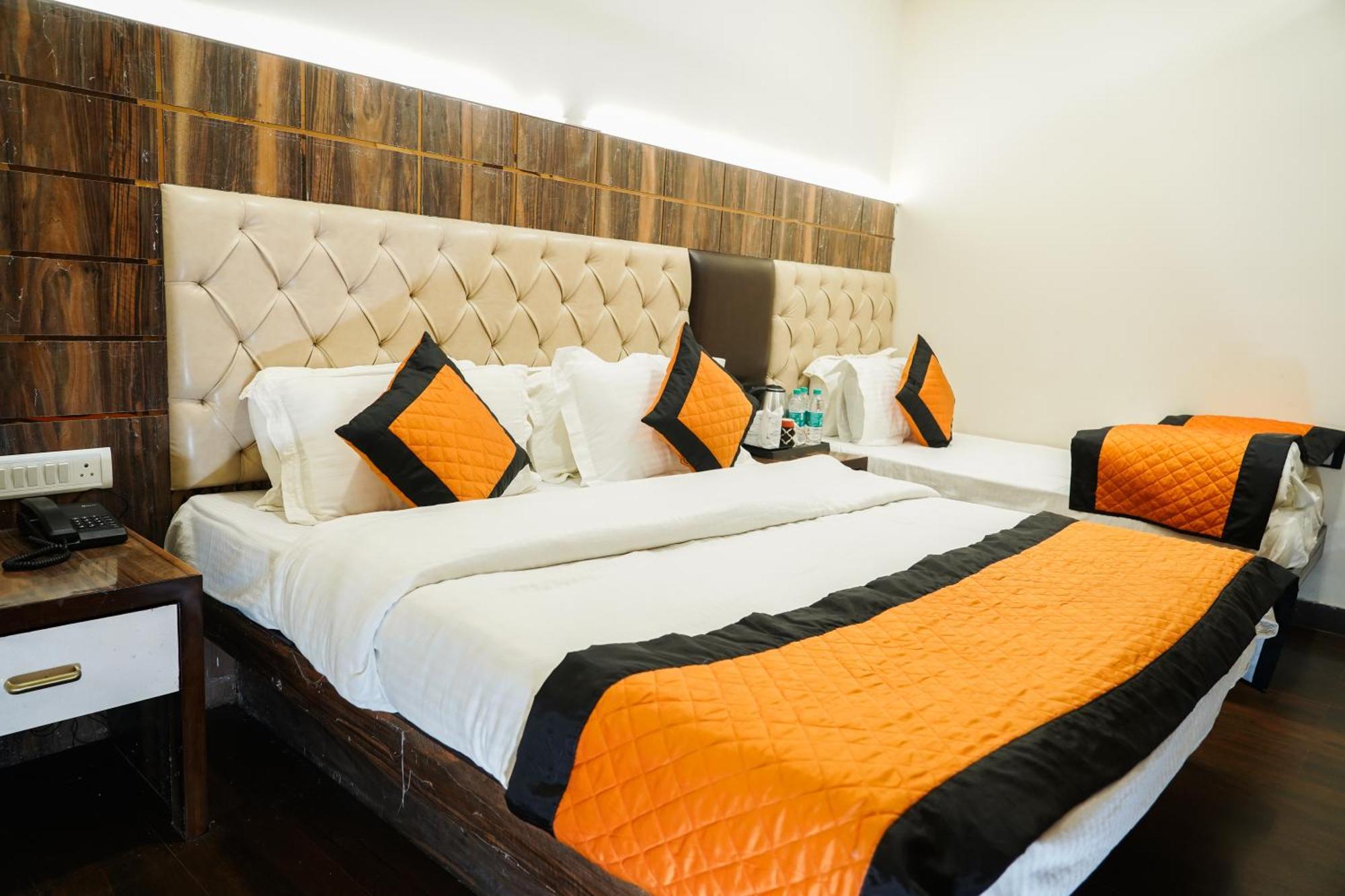 Hotel Batra Home Nizamuddin ニューデリー エクステリア 写真